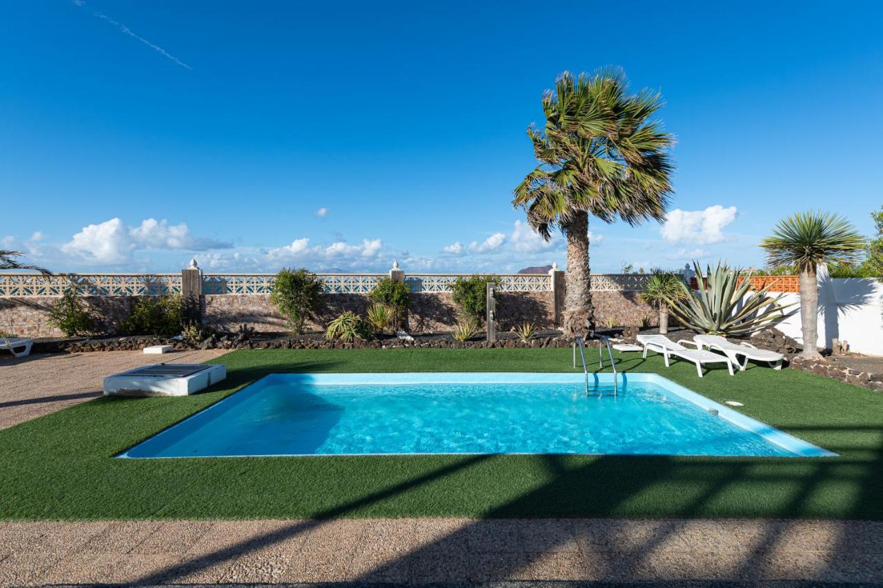 קורלחו Homeforguest Apartment With Pool And Terrace 1 Min From The Beach מראה חיצוני תמונה