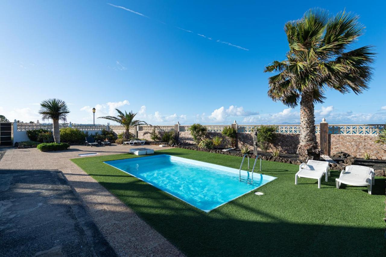 קורלחו Homeforguest Apartment With Pool And Terrace 1 Min From The Beach מראה חיצוני תמונה